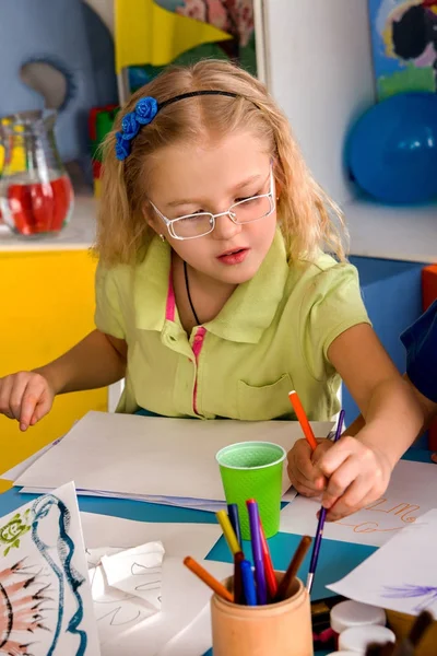 Petits élèves enfants peignant en classe d'art . — Photo