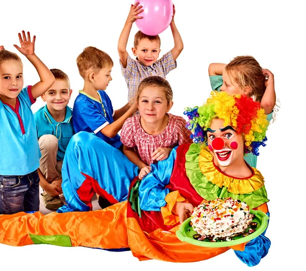 Cumpleaños niño payaso jugando con los niños. Fiesta infantil pasteles celebratorio . — Foto de Stock