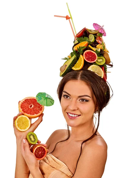 Ivás gyümölcs koktél party nyári lány. Nő gyümölcsök frizura. — Stock Fotó