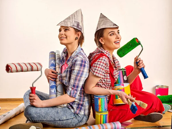 Otthoni nők gazdaság festészeti eszközök roller tapéta javítás. — Stock Fotó