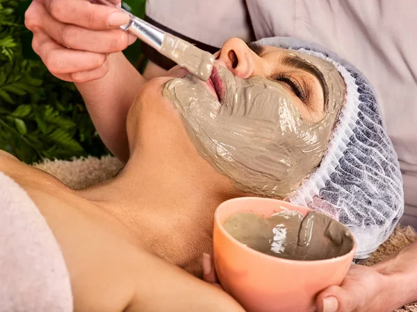 Kolajen yüz maskesi cilt tedavisi. Yaşlı kadın 50-60 yaşında. — Stok fotoğraf