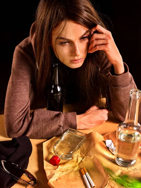 Woman alcoholism is social problem. Female drinking cause poor health. — Stock Photo, Image
