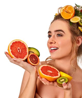 Taze meyve kadın kavramı için saç ve yüz maskesi.