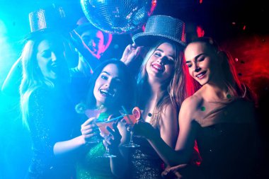 Parti grup müzikle dans edenler dans ve disko topu.