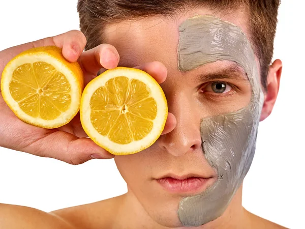 Masque visage d'homme à partir de fruits et d'argile. Boue de visage appliquée . — Photo