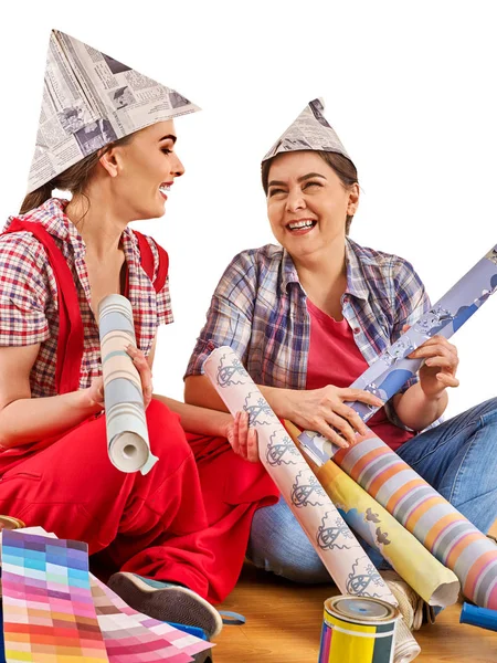 Reparera hem kvinnor håller Bank med färg för tapet. — Stockfoto