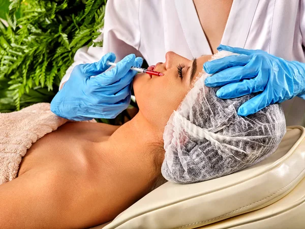Кожные наполнители губы женщины в спа-салоне с косметологом . — стоковое фото