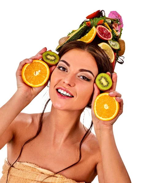 Μάσκα μαλλιών από φρέσκα φρούτα στο κεφάλι γυναίκας. Γυμνούς ώμους — Φωτογραφία Αρχείου