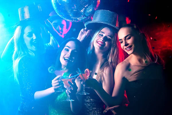 Partij met groep mensen dansen dansen en disco bal. — Stockfoto