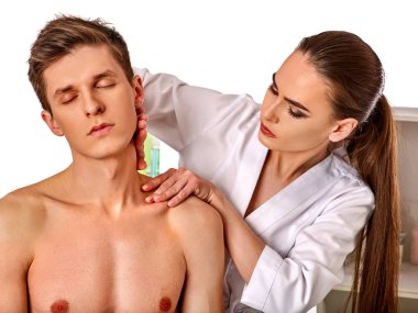 Adam spa salonda için omuz ve boyun Masaj.