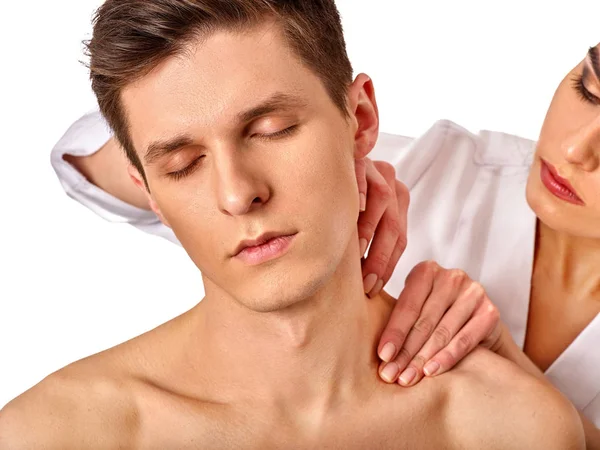 Masaje de hombro y cuello para hombre en el salón de spa . — Foto de Stock