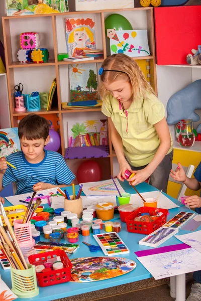 Küçük öğrenciler kız Sanat Okulu sınıfta boyama.