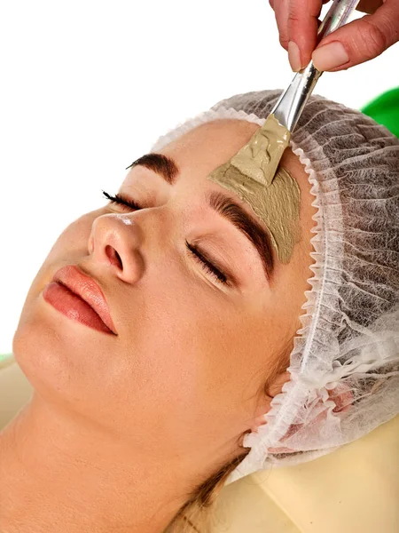 Маска для лица женщины в спа-салоне. Массаж лица  . — стоковое фото