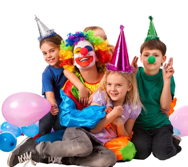 Cumpleaños niño payaso jugando con los niños. Fiesta infantil pasteles celebratorio . — Foto de Stock