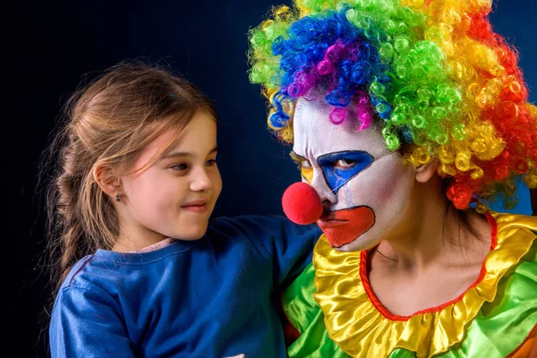 Alleenstaande ouder familie. Moeder na werk verjaardag clown. Volwassen kindrelatie. — Stockfoto