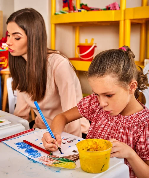 Plastilina modelado de arcilla en la clase de niños. Profesor enseña en la escuela . — Foto de Stock