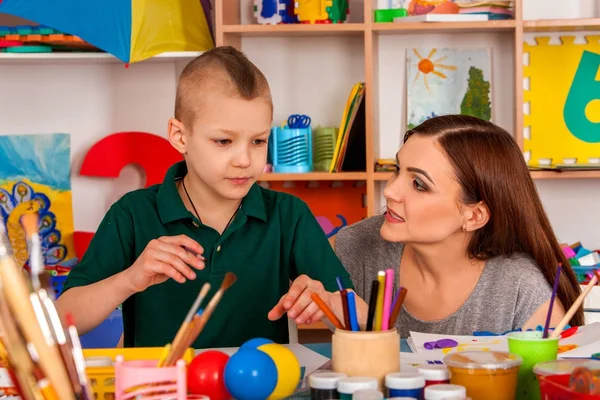 Estudantes pequenos menina e menino pintura na aula de arte escola . — Fotografia de Stock