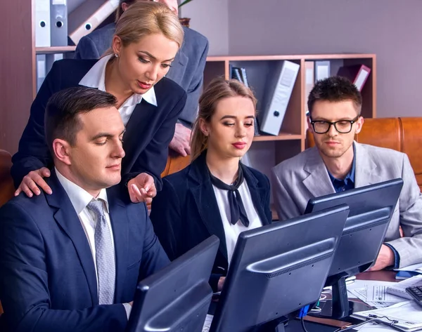 Negócios vida de escritório de pessoas de equipe que trabalham com computador . — Fotografia de Stock