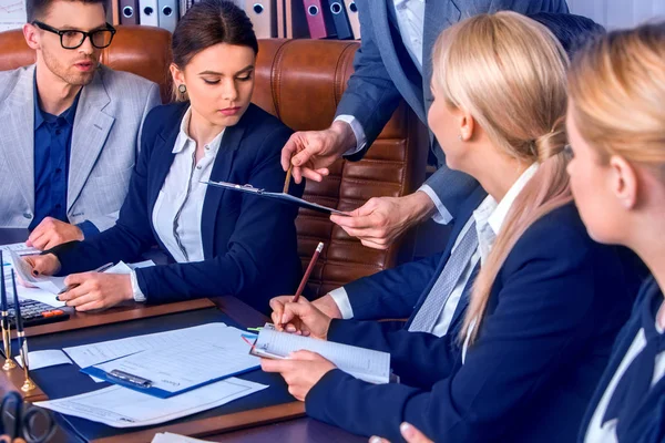 Affärslivet personer office team människor som arbetar med papper. — Stockfoto