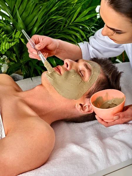 Máscara facial de barro de la mujer en el salón de spa. Masaje facial  . — Foto de Stock