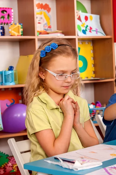 Kinder lernen Hausaufgaben-Tipps. Schwierigkeiten bei Hausaufgaben für Schulkinder. — Stockfoto