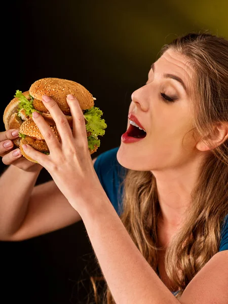 Meisje eet grote hamburger. Fast-Food concept. — Stockfoto