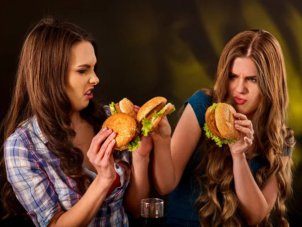 Hamburgare snabbmat med skinka. Bra snabbmat konceptet. — Stockfoto