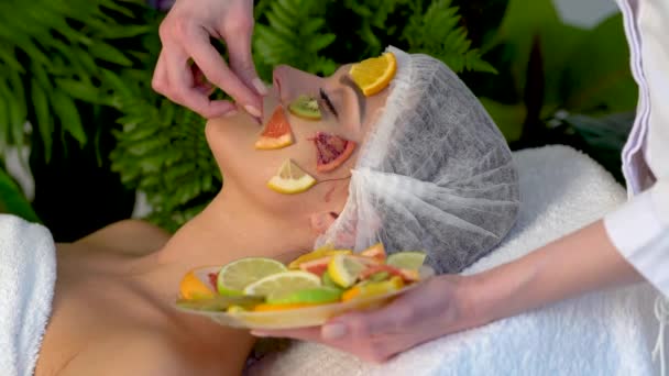 Máscara facial de frutos de mulher. Fruta rosto cuidados com a pele . — Vídeo de Stock