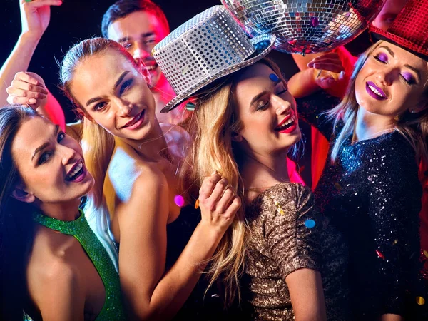 Dans parti med grupp människor dans och disco ball. — Stockfoto