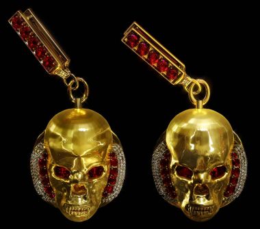 Mücevher altın kafataslı küpe elmas ve yakut kırmızı taşlar ile.