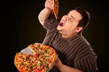 Şişman adam yemek lokanta dilim pizza. Kilolu kişi için kahvaltı.