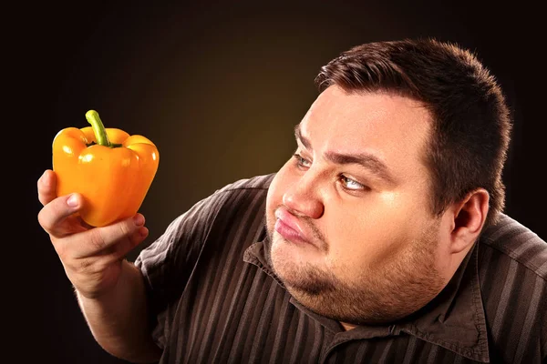 Régime alimentaire gros homme mangeant des aliments sains. Petit déjeuner sain avec légumes . — Photo