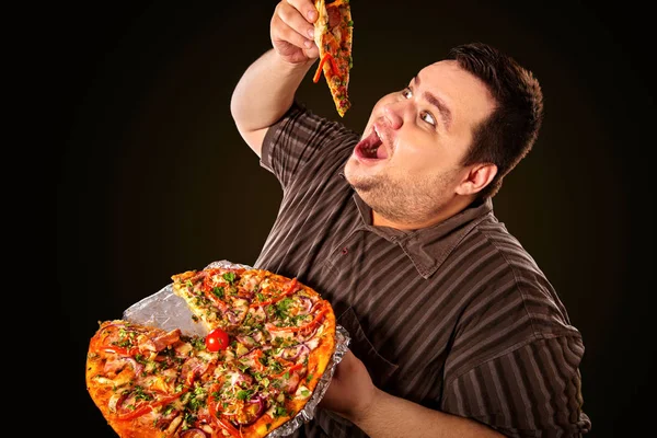 Gruby mężczyzna jedzenie fast food kawałek pizzy. Śniadanie dla osób otyłych. — Zdjęcie stockowe