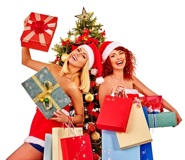 Χριστούγεννα φίλοι γυναίκες με ψώνια τσάντα και κουτί δώρου. — Φωτογραφία Αρχείου