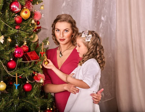 Dítě s matkou u vánočního stromu. — Stock fotografie