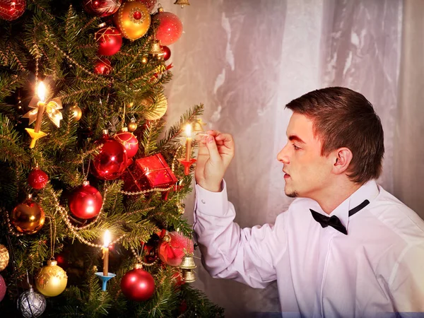 Man dressing Christmas tree. — Stock Photo, Image