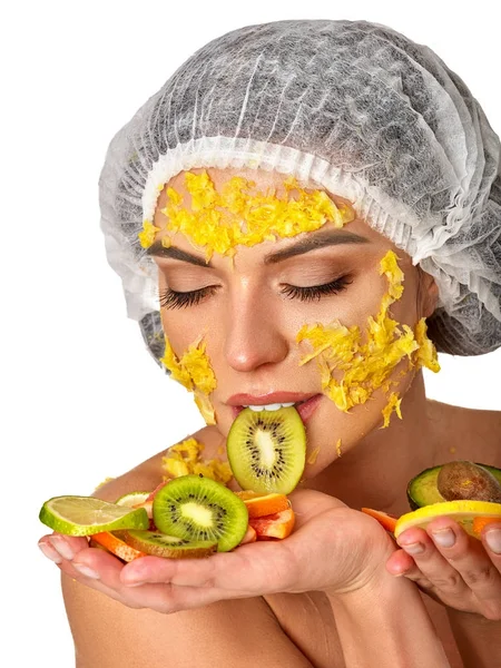 Maska do twarzy z owoców dla kobiety. Dziewczyna w kapeluszu medyczne. — Zdjęcie stockowe