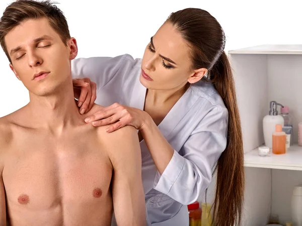 Masaje de hombro y cuello para hombre en el salón de spa . — Foto de Stock