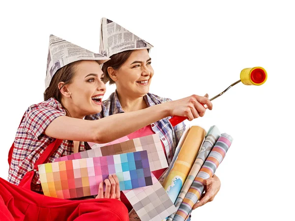 Reparar casa mujer sosteniendo rodillo de pintura para el papel pintado . —  Fotos de Stock