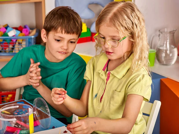 Plasticina argila modelagem em crianças classe na escola . — Fotografia de Stock