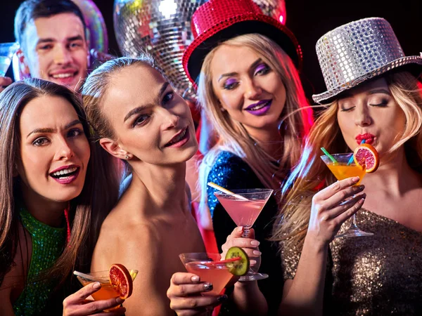 Коктейльная вечеринка с группой людей танцующих и пьющих коктейли . — стоковое фото