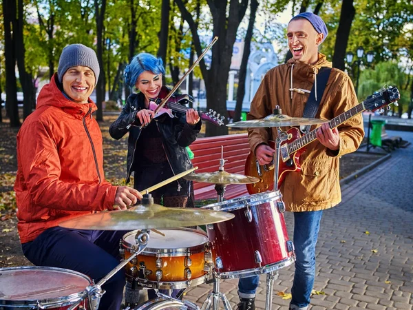 Festival music band. Friends playing on percussion instruments city park. — Stock Photo, Image