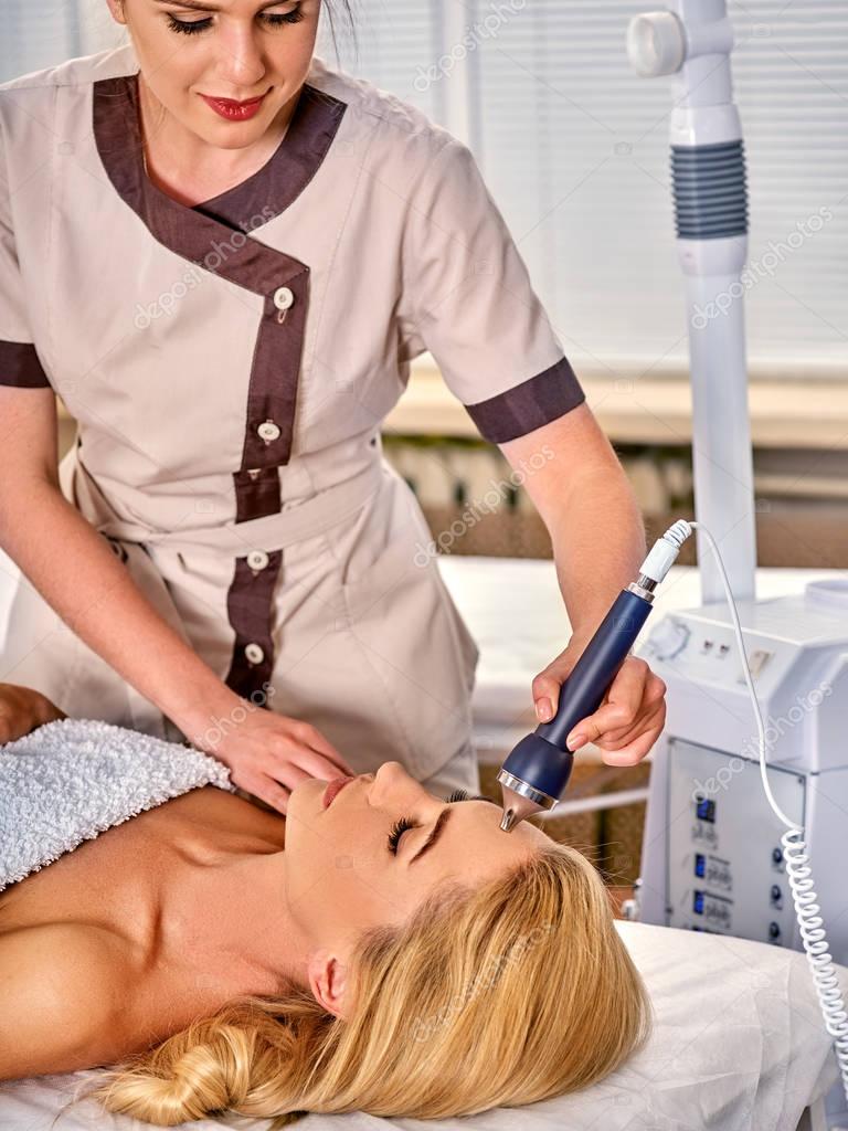 Tratamiento facial ultrasonico en ultrasonido hombre cara maquina Foto de stock poznyakov 172492688