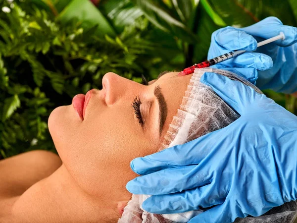 De injectie van de vuller voor voorhoofd gezicht. Kunststof esthetische gezicht chirurgie. — Stockfoto