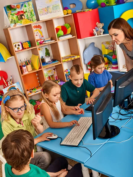 Crianças classe de computador nós para a educação e vídeo game . — Fotografia de Stock