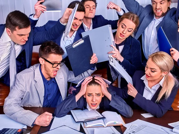 Geschäftsleute Büro. Team-Leute sind unzufrieden mit ihrem Anführer. — Stockfoto