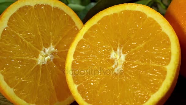 Oranje in tweeën gesneden. Camera beweegt van links naar rechts. — Stockvideo