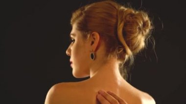 Takı takmak kadın boyun ve adam eller yardımcı olur kız.