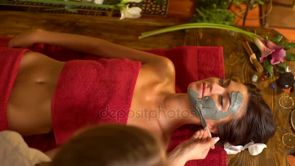 Masaż i gliny maska na ciało w salonie spa. Widok z góry. 4k. — Wideo stockowe