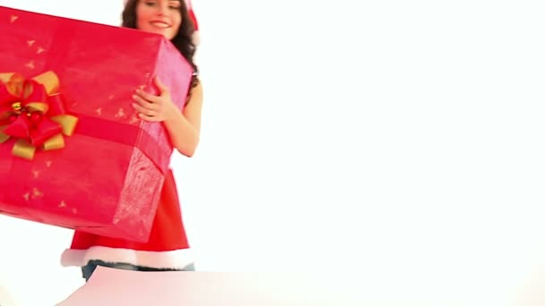 Regalos de Navidad en manos de mujeres. Venta de Navidad para niña  . — Vídeos de Stock